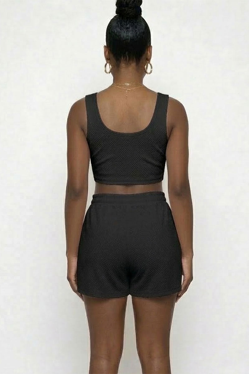 Conjunto de top corto sin mangas y shorts