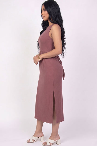 Vestido midi sin mangas con abertura lateral acanalado