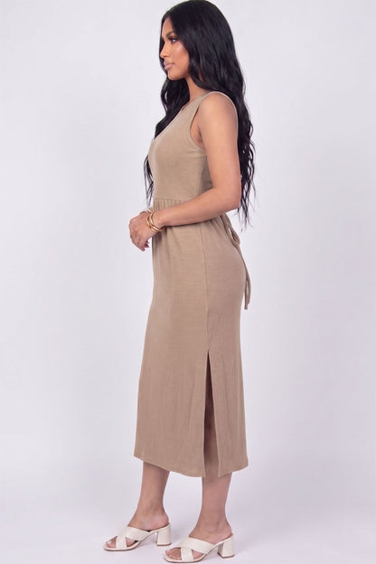 Vestido midi sin mangas con abertura lateral acanalado
