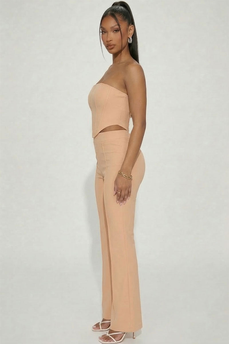 Conjunto de top con corsé sin tirantes y pantalones acampanados