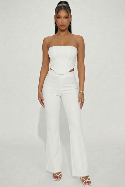 Conjunto de top con corsé sin tirantes y pantalones acampanados