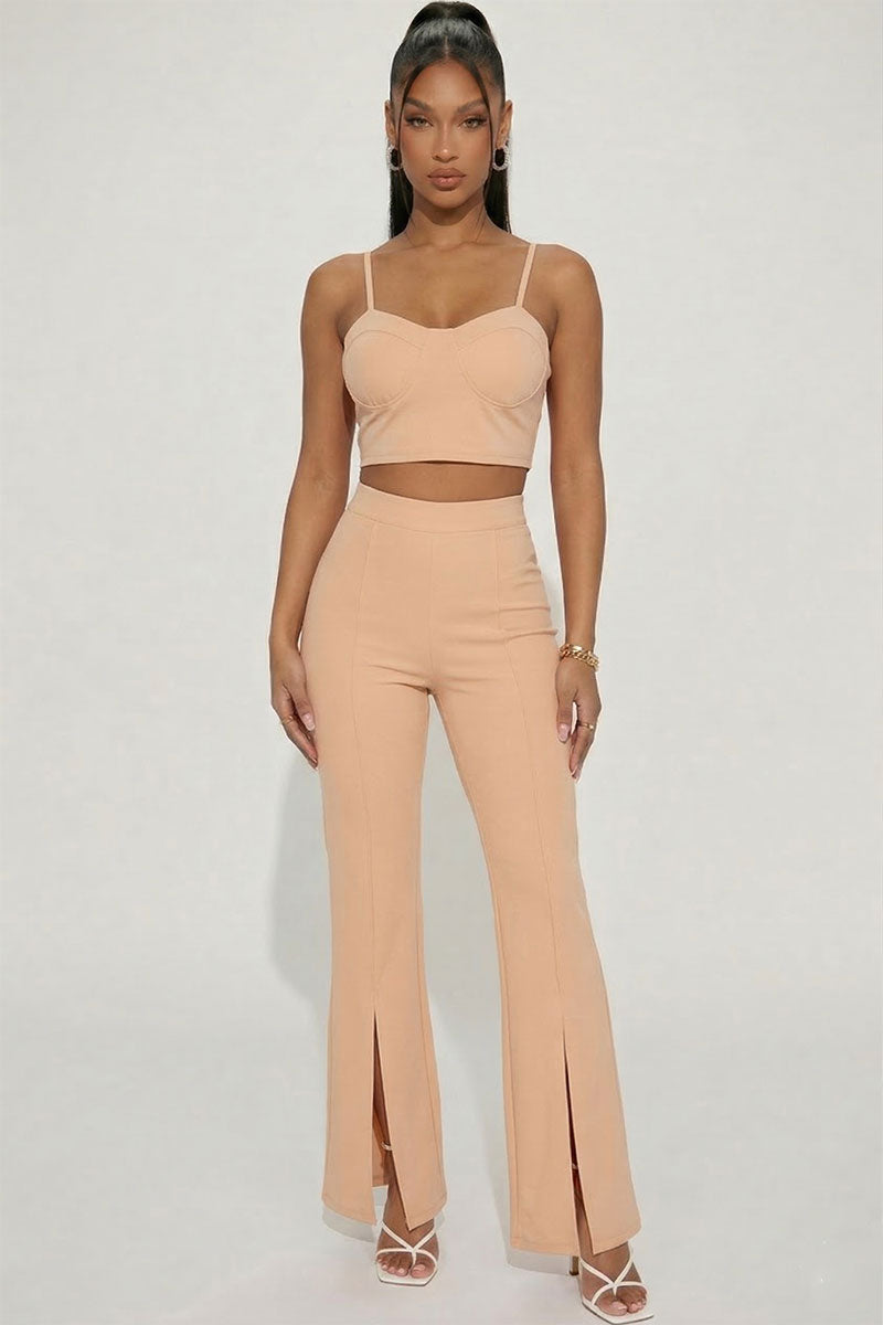 Bustier crop top y pantalones de pierna ancha con abertura frontal
