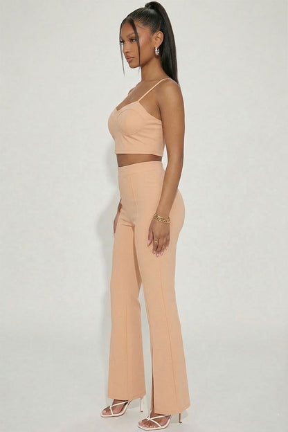 Bustier crop top y pantalones de pierna ancha con abertura frontal