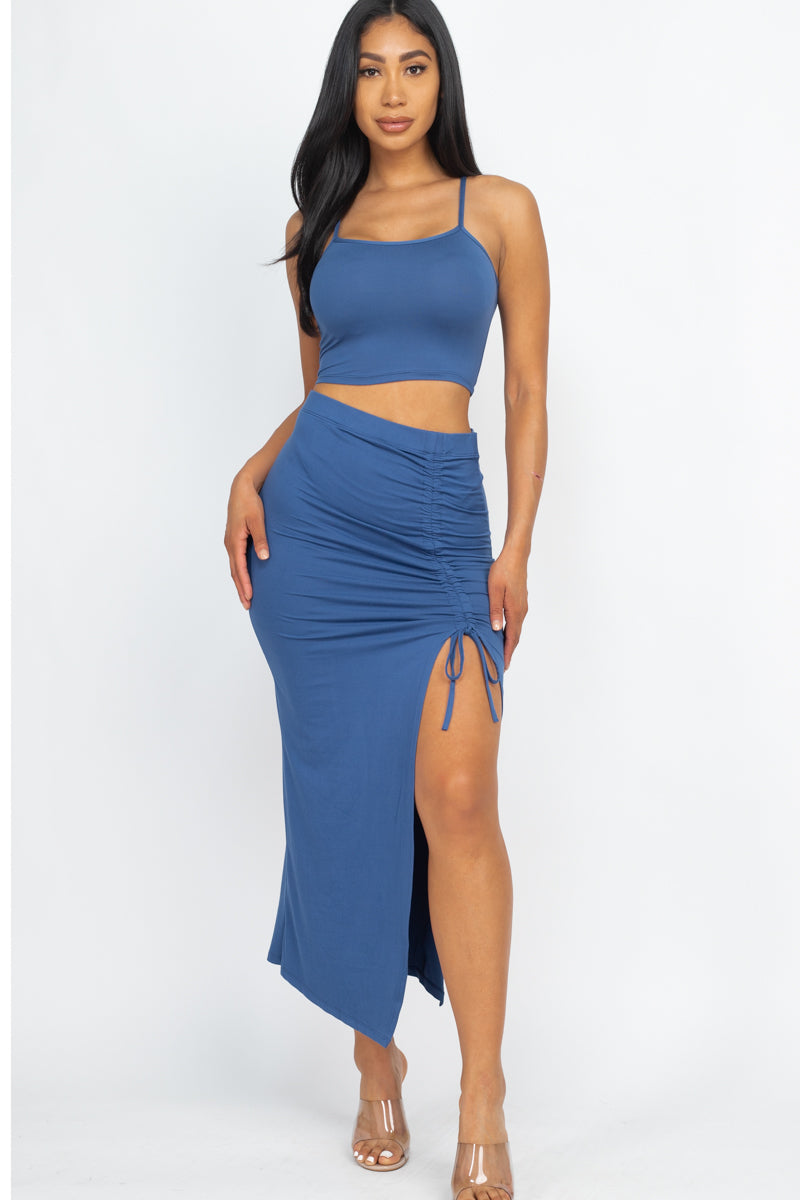 Conjunto de top corto de tirantes y falda a media pierna con dobladillo con abertura lateral fruncida